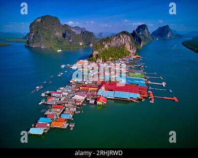 Thaïlande, baie de Phang Nga, parc national d'Ao Phang Nga, vue aérienne du village de pêcheurs flottants musulmans de Ko Panyee Banque D'Images