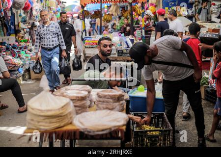 17 août 2023, ville de Gaza, bande de Gaza, Palestine : les Palestiniens font leurs courses au marché de Zawiya dans la ville de Gaza. Le marché du coin est l'un des plus anciens marchés de la bande de Gaza (image de crédit : © Mahmoud Issa/Quds Net News via ZUMA Press Wire) À USAGE ÉDITORIAL SEULEMENT! Non destiné à UN USAGE commercial ! Banque D'Images