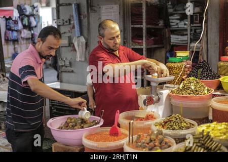 17 août 2023, ville de Gaza, bande de Gaza, Palestine : les Palestiniens font leurs courses au marché de Zawiya dans la ville de Gaza. Le marché du coin est l'un des plus anciens marchés de la bande de Gaza (image de crédit : © Mahmoud Issa/Quds Net News via ZUMA Press Wire) À USAGE ÉDITORIAL SEULEMENT! Non destiné à UN USAGE commercial ! Banque D'Images
