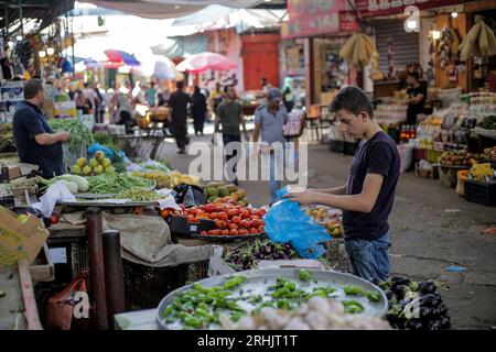 17 août 2023, ville de Gaza, bande de Gaza, Palestine : les Palestiniens font leurs courses au marché de Zawiya dans la ville de Gaza. Le marché du coin est l'un des plus anciens marchés de la bande de Gaza (image de crédit : © Mahmoud Issa/Quds Net News via ZUMA Press Wire) À USAGE ÉDITORIAL SEULEMENT! Non destiné à UN USAGE commercial ! Banque D'Images