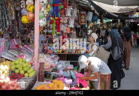 17 août 2023, ville de Gaza, bande de Gaza, Palestine : les Palestiniens font leurs courses au marché de Zawiya dans la ville de Gaza. Le marché du coin est l'un des plus anciens marchés de la bande de Gaza (image de crédit : © Mahmoud Issa/Quds Net News via ZUMA Press Wire) À USAGE ÉDITORIAL SEULEMENT! Non destiné à UN USAGE commercial ! Banque D'Images