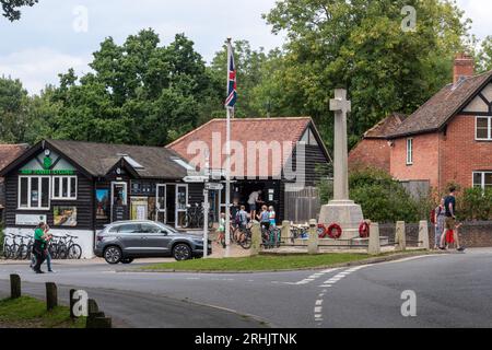 New Forest Cycling entreprise dans le centre du village de Burley, New Forest National Park, Hampshire, Angleterre, Royaume-Uni, avec des personnes louant des vélos Banque D'Images