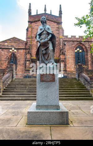 Sculpture en bronze de Lady Wulfrun se dresse sur un socle en granit devant l'église St Peters dans le centre de Wolverhampton, Royaume-Uni Banque D'Images