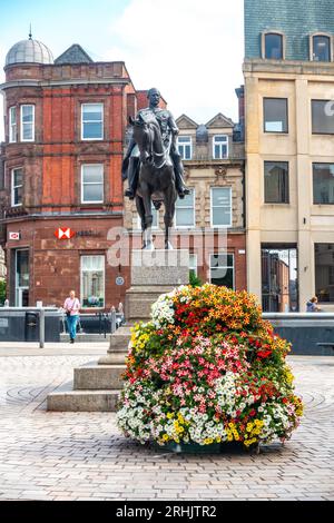 La sculpture en bronze du prince Albert à cheval, épouse royale de la reine Victoria, se dresse sur Queens Square dans la ville de Wolverhampton Banque D'Images