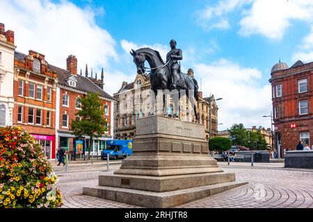 La sculpture en bronze du prince Albert à cheval, épouse royale de la reine Victoria, se dresse sur Queen Square dans la ville de Wolverhampton Banque D'Images