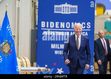 Milwaukee (États-Unis d ' Amérique). 15 août 2023. Le président américain Joe Biden monte sur scène pour prononcer un discours sur l’économie et les emplois verts lors d’une visite à l’usine de fabrication d’Ingeteam Inc le 15 août 2023, à Milwaukee, Wisconsin, États-Unis. Ingeteam fabrique des éoliennes et des stations de recharge pour véhicules électriques. Crédit : Adam Schultz/White House photo/Alamy Live News Banque D'Images