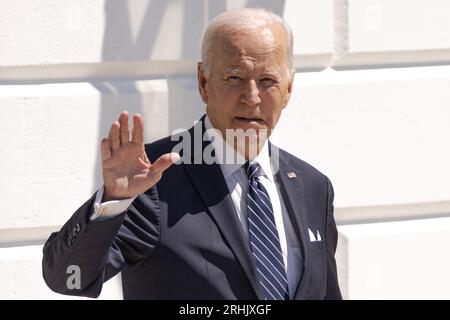 17 août 2023, Washington, District de Columbia, USA : le président JOE BIDEN passe devant la presse alors qu'il quitte la Maison Blanche via Marine One. Le président Biden visitera Scranton Pennsylvania plus tard aujourd'hui. (Image de crédit : © Aaron Schwartz/ZUMA Press Wire) USAGE ÉDITORIAL SEULEMENT! Non destiné à UN USAGE commercial ! Banque D'Images