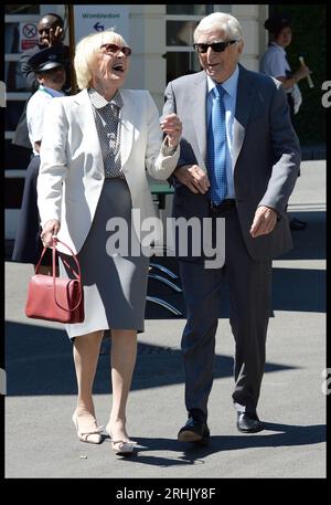 Image ©Licence à Parsons Media. 17/08/2023. Londres, Royaume-Uni. Sir Michael Parkinson meurt. Image de fichier prise image 03/07/2014. Londres, Royaume-Uni. Michael et Mary Parkinson arrivent au championnat de tennis de Wimbledon pour le 10e jour. Photo Andrew Parsons / Parsons crédit média : andrew Parsons/Alamy Live News Banque D'Images