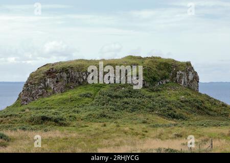 Dun Ara, une colline fortifiée sur la côte près du château de Glengorm, île de Mull Banque D'Images