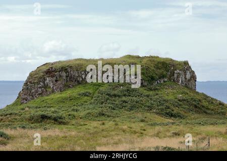 Dun Ara, une colline fortifiée sur la côte près du château de Glengorm, île de Mulll Banque D'Images