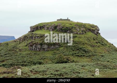 Un dun ou colline fortifiée sur l'île d'Ulva avec un mur de pierre entourant une croix celtique Banque D'Images