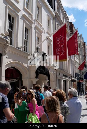 Sotherbys Freddie Mercury A World of his own exhibition New Bond Street scene with shoppers passing, Londres, Angleterre, Royaume-Uni Banque D'Images