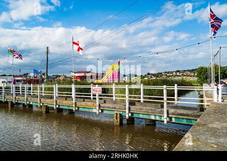Fête foraine et divertissements en bord de mer dans le port de West Bay, Dorset, bord de mer britannique traditionnel. Vacances britanniques. Culture. Banque D'Images