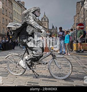 Royal Mile, Édimbourg, Écosse, Royaume-Uni. 17 août 2023. Dans cette deuxième semaine du Festival Fringe d'Édimbourg, c'était une journée colorée sur la High Street avec les différents groupes promouvant leurs spectacles et les artistes de rue enflammés. Sur la photo : Statue humaine vivante Estevan Mortensen. Credit/Archwhite/alamy Live News. Banque D'Images