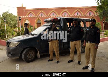 Hyderabad, Pakistan, 17 août 2023. Les agents de police sont en état d'alerte pour éviter les incidents fâcheux alors que la sécurité a été renforcée après l'attaque contre des églises à Jaranwala, devant l'église à Hyderabad le jeudi 17 août 2023. Banque D'Images