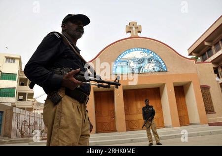 Hyderabad, Pakistan, 17 août 2023. Les agents de police sont en état d'alerte pour éviter les incidents fâcheux alors que la sécurité a été renforcée après l'attaque contre des églises à Jaranwala, devant l'église à Hyderabad le jeudi 17 août 2023. Banque D'Images