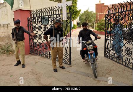 Hyderabad, Pakistan, 17 août 2023. Les agents de police sont en état d'alerte pour éviter les incidents fâcheux alors que la sécurité a été renforcée après l'attaque contre des églises à Jaranwala, devant l'église à Hyderabad le jeudi 17 août 2023. Banque D'Images