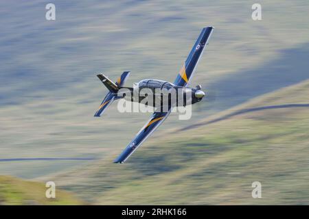 Beechcraft T-6 Texan II s'entraînant à basse altitude dans la région de Mach Loop au pays de Galles, août 2023 Banque D'Images