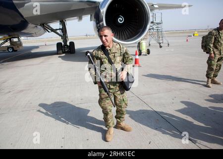 Les soldats géorgiens se rendent en Afghanistan par la base aérienne américaine de l'aéroport de Manas à Bichkek, au Kirghizistan. Banque D'Images