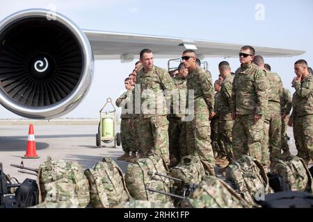 Les soldats géorgiens se rendent en Afghanistan par la base aérienne américaine de l'aéroport de Manas à Bichkek, au Kirghizistan. Banque D'Images