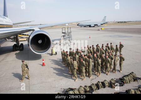 Les soldats géorgiens se rendent en Afghanistan par la base aérienne américaine de l'aéroport de Manas à Bichkek, au Kirghizistan. Banque D'Images