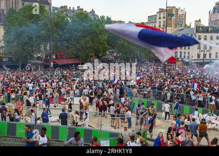 Paris, France, 2018. Place de la Bastille vue de la colonne de juillet, remplie de fans enthousiastes célébrant la victoire de la coupe du monde de football Banque D'Images