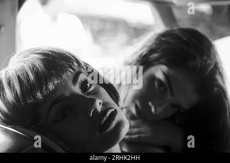 Portrait de deux jeunes femmes à l'intérieur d'une voiture. Banque D'Images