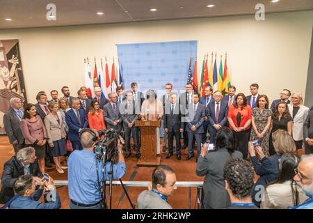 L’ambassadrice Linda Thomas-Greenfield prononce une déclaration conjointe sur la situation des droits de l’homme en République populaire démocratique de Corée après la réunion du Conseil de sécurité au siège de l’ONU à New York le 17 août 2023 Banque D'Images