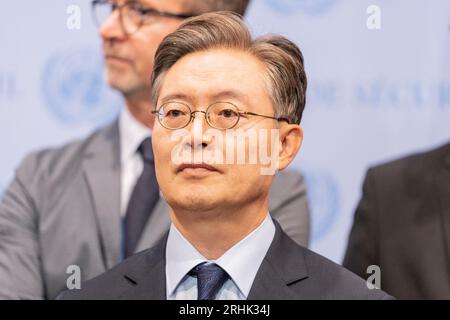 Joonkook Hwang, ambassadeur de la République de Corée, s'est joint à Linda Thomas-Greenfield pour prononcer une déclaration conjointe sur la situation des droits de la personne en République populaire démocratique de Corée après la réunion du Conseil de sécurité au siège de l'ONU à New York le 17 août 2023. Une déclaration a été faite au nom des États-Unis, de l ' Albanie, de l ' Andorre, de l ' Australie, de l ' Autriche, Belgique, Bosnie-Herzégovine, Bulgarie, Canada, Costa Rica, Croatie, Chypre, République tchèque, Danemark, Équateur, Estonie, Finlande, France, Allemagne, Grèce, Hongrie, Islande, Irlande, Israël, Italie, Japon, Lettonie, Liechtenstein, Lituanie, Banque D'Images