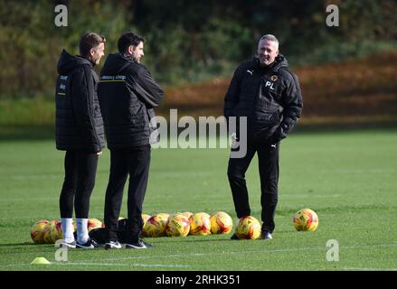 Wolverhampton Wanderers, nouvel entraîneur-chef Paul Lambert, prend sa première séance d’entraînement avec Rob Edwards et Stuart Taylor. Banque D'Images