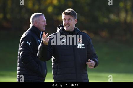 Rob Edwards, entraîneur des Wolverhampton Wanderers, s’entraîne pour la première fois avec le nouvel entraîneur-chef Paul Lambert Banque D'Images