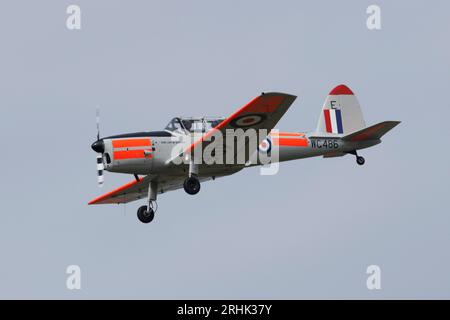 Un avion d'entraînement Chipmunk de la RAF appartenant au vol Memorial de la bataille d'Angleterre, effectue des circuits d'entraînement à la RAF Coningsby, le 20 juillet 2023 Banque D'Images