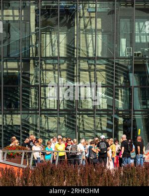 Musée de la seconde Guerre mondiale Gdansk visite guidée Groupe de touristes devant le Musée de Gdansk de la seconde Guerre mondiale à Gdansk, Pologne, Europe, UE à partir de 2023 Banque D'Images