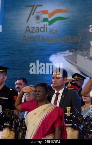 Kolakata, Inde. 17 août 2023. Le président de l’Inde, Droupadi Murmu, lors du lancement de l’INS Vindhyagiri, un nouveau navire de guerre pour la marine indienne, à Kolkata, en Inde, jeudi 17 août, 2023. ce navire de guerre de la série P17A est construit par les constructeurs et ingénieurs de Garden Reach le 17 août 2023, Kolakata (Inde). (Image de crédit : © Dipa Chakraborty/eyepix via ZUMA Press Wire) USAGE ÉDITORIAL SEULEMENT! Non destiné à UN USAGE commercial ! Banque D'Images