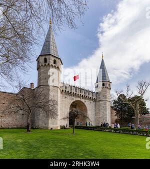 Une photo de la porte de Babusselam, qui fait partie du complexe du palais de Topkapi. Banque D'Images