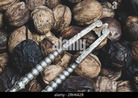 superposez une photo de noix fraîches avec un casse-noisette vintage Banque D'Images