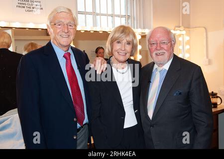 FICHIER PICS. 17 août 2023. Il a été annoncé aujourd'hui, que tristement ancien animateur de télévision et journaliste, Sir Michael Parkinson est décédé à l'âge de 88 ans. Windsor, Berkshire, Royaume-Uni. 27 septembre 2008. Sir Michael Parkinson (G) photographié avec sa femme Mary (M) au Royal Windsor Theatre avant de faire une entrevue avec Richard Attenborough (D) dans le cadre du Festival de Windsor. Crédit : Maureen McLean/Alamy Live News Banque D'Images