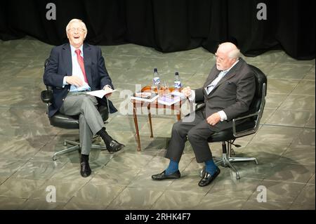 FICHIER PICS. 17 août 2023. Il a été annoncé aujourd'hui, que tristement ancien animateur de télévision et journaliste, Sir Michael Parkinson est décédé à l'âge de 88 ans. Windsor, Berkshire, Royaume-Uni. 27 septembre 2008. Sir Michael Parkinson photographié sur scène au Royal Windsor Theatre en entrevue avec Richard Attenborough au sujet de son livre, entièrement Up to You Darling, dans le cadre du Festival de Windsor. Crédit : Maureen McLean/Alamy Live News Banque D'Images