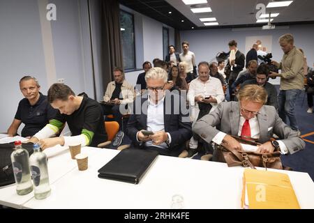 ZEIST - de gauche à droite Ruben Jongkind, Jasper van Leeuwen, Keje Molenaar, avocat Michiel van Dijk du FC Volendam à la KNVB dans le cadre de l'arbitrage entre le FC Volendam et le milieu de terrain Carel Eiting. Le comité d’arbitrage de l’association de football doit déterminer si le footballeur de 25 ans peut effectivement quitter le club pour un montant limité, comme il le souhaiterait lui-même. ANP OLAF KRAAK Banque D'Images