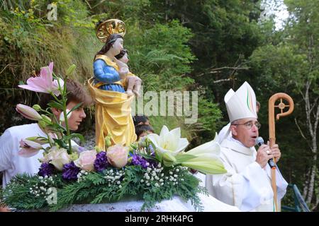 Procession. Assomption. Monseigneur Matthieu Rougé, Évêque de Nanterre. Les Contamines-Montjoie. Haute-Savoie. Auvergne-Rhône-Alpes. France. Europe. Banque D'Images