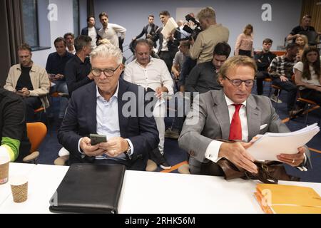 ZEIST - 17/08/2023, ZEIST - de gauche à droite Keje Molenaar, avocat Michiel van Dijk du FC Volendam à la KNVB dans le cadre de l'arbitrage entre le FC Volendam et le milieu de terrain Carel Eiting. Le comité d’arbitrage de l’association de football doit déterminer si le footballeur de 25 ans peut effectivement quitter le club pour un montant limité, comme il le souhaiterait lui-même. ANP OLAF KRAAK pays-bas sorti - belgique sorti Banque D'Images