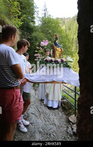 Procession. Assomption. Monseigneur Matthieu Rougé, Évêque de Nanterre. Les Contamines-Montjoie. Haute-Savoie. Auvergne-Rhône-Alpes. France. Europe. Banque D'Images