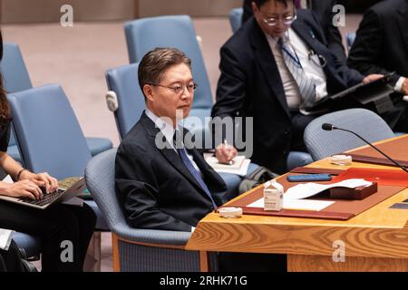 L’Ambassadeur de Corée Joonkook Hwang assiste à la réunion du Conseil de sécurité sur la situation des droits de l’homme en République populaire démocratique de Corée au Siège de l’ONU à New York le 17 août 2023 Banque D'Images