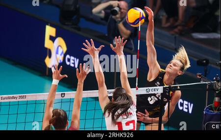Gand, Belgique. 17 août 2023. La Belge Britt Herbots se bat pour le ballon lors d'un match de volleyball entre la Hongrie et l'équipe nationale belge féminine de volleyball les Tigres jaunes dans la phase de groupes des Championnats d'Europe féminins 2023, jeudi 17 août 2023 à Gand. Les Championnats d'Europe féminins 2023 ont lieu du 15 août au 3 septembre. BELGA PHOTO VIRGINIE LEFOUR crédit : Belga News Agency/Alamy Live News Banque D'Images