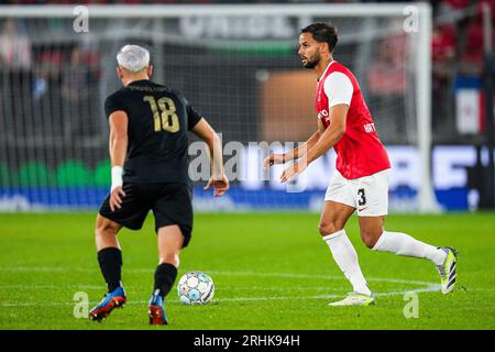 ALKMAAR - 17/08/2023, (lr) Miguel Lopez du FC Santa Coloma, Pantelis Hatzidiakos de l'AZ Alkmaar dans le troisième tour de qualification de l'UEFA Conference League entre l'AZ et le FC Santa Coloma au stade AFAS le 17 août 2023 à Alkmaar, pays-Bas. ANP ED VAN DER POL Banque D'Images