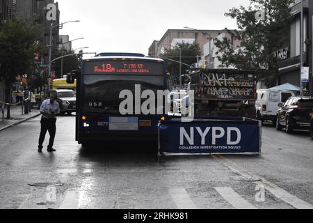 Le ruban adhésif de la police bloque la zone et une barrière de la police bloque le drap couvrant la personne qui a été tuée. Un homme adulte non identifié qui conduisait une motocyclette se dirigeant vers l'ouest sur East 170th Street lorsqu'il a perdu le contrôle et a heurté un camion dans le Bronx, New York, États-Unis, le 17 août 2023. Il a été déclaré décédé sur les lieux à 9:22 h, heure de l'est, jeudi matin. Le bus MTA pouvait également être vu sur les lieux. Le conducteur du camion est resté sur les lieux, l'accident mortel de la voiture fait toujours l'objet d'une enquête. Banque D'Images