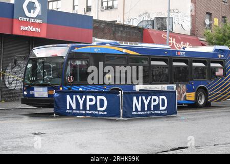 Le ruban adhésif de la police bloque la zone et une barrière de la police bloque le drap couvrant la personne qui a été tuée. Un homme adulte non identifié qui conduisait une motocyclette se dirigeant vers l'ouest sur East 170th Street lorsqu'il a perdu le contrôle et a heurté un camion dans le Bronx, New York, États-Unis, le 17 août 2023. Il a été déclaré décédé sur les lieux à 9:22 h, heure de l'est, jeudi matin. Le bus MTA pouvait également être vu sur les lieux. Le conducteur du camion est resté sur les lieux, l'accident mortel de la voiture fait toujours l'objet d'une enquête. Banque D'Images