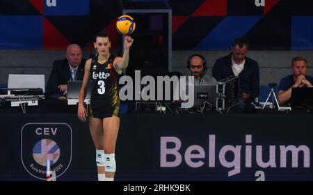 Gand, Belgique. 17 août 2023. La Belge Britt Herbots photographiée en action lors d'un match de volleyball entre la Hongrie et l'équipe nationale belge féminine de volleyball les Tigres jaunes dans la phase de groupes des Championnats d'Europe féminins 2023, jeudi 17 août 2023 à Gand. Les Championnats d'Europe féminins 2023 ont lieu du 15 août au 3 septembre. BELGA PHOTO VIRGINIE LEFOUR crédit : Belga News Agency/Alamy Live News Banque D'Images
