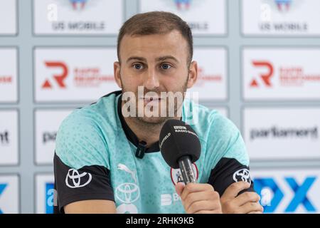 Herbie Kane #8 de Barnsley prend la parole lors de la conférence de presse d'avant-match Barnsley vs Oxford United à Oakwell, Barnsley, Royaume-Uni. 17 août 2023. (Photo de Mark Cosgrove/News Images) à Barnsley, Royaume-Uni le 8/17/2023. (Photo de Mark Cosgrove/News Images/Sipa USA) crédit : SIPA USA/Alamy Live News Banque D'Images