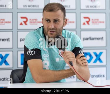 Herbie Kane #8 de Barnsley prend la parole lors de la conférence de presse d'avant-match Barnsley vs Oxford United à Oakwell, Barnsley, Royaume-Uni, le 17 août 2023 (photo de Mark Cosgrove/News Images) Banque D'Images